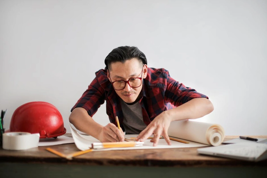 AI strategist discussing a data flowchart on a glass board